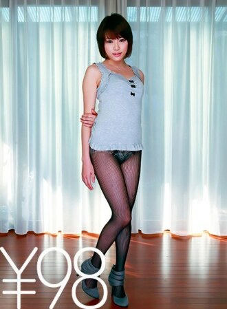 SERO-015 Azumi's work at an affordable price! She falls victim to a very thin condom that breaks. As always, she breaks the condom before insertion and joins up. She says that my dick is warm, because it's raw. I keep pounding her in missionary 